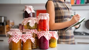 Nie tylko ogórki. Te warzywa i owoce również można kisić 