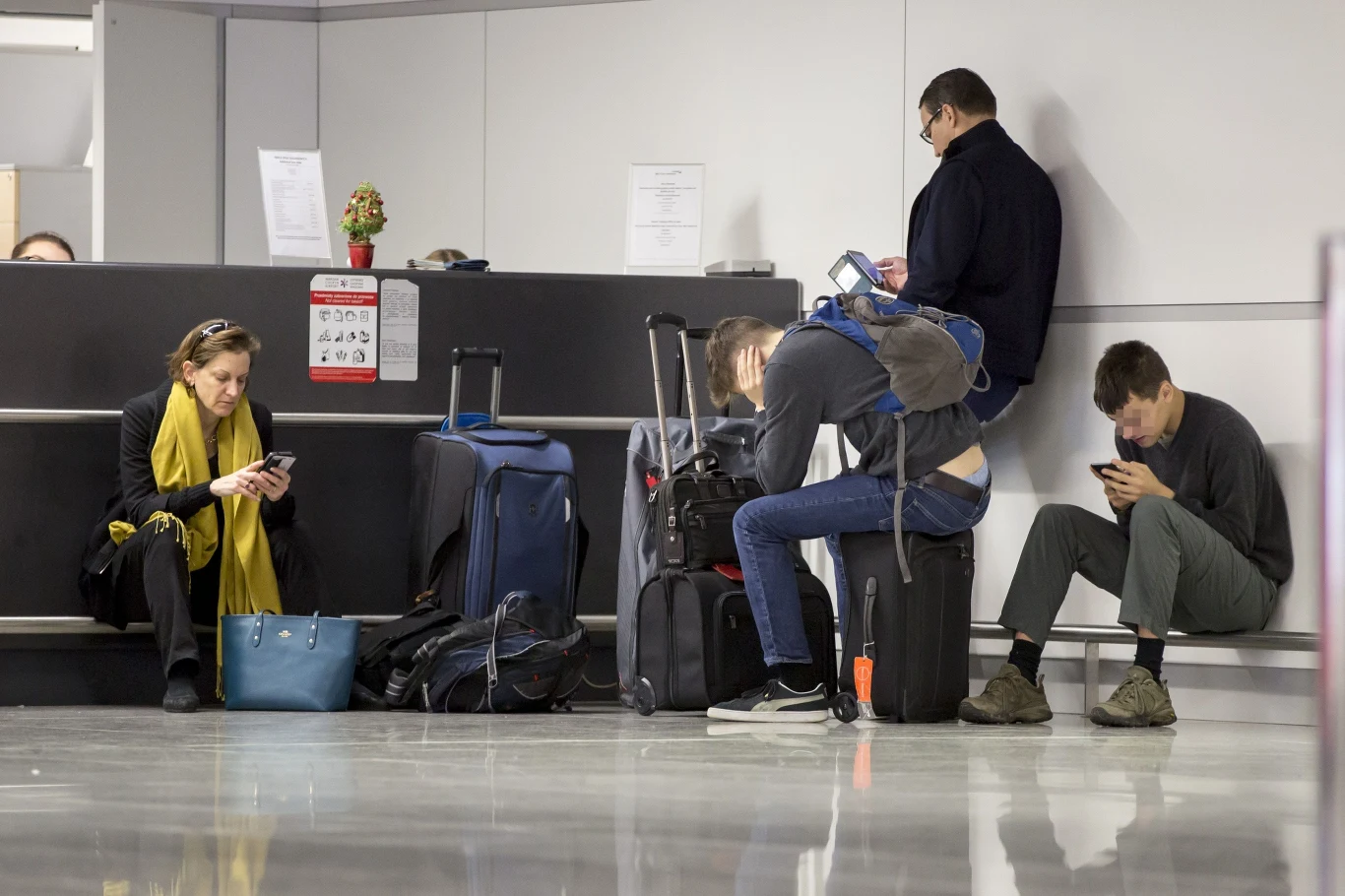 Radek Sikorski z rodziną na lotnisku