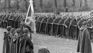 Uroczystość wręczenia sztandaru Samodzielnej Brygadzie Strzelców Podhalańskich. Defilada