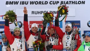 Zwycięscy Norwegowie. Od lewej: Ole Einar Bjoerndalen, Vetle Sjastad Christiansen, Henrik L'Abee-Lund i Emil Hegle Svendsen