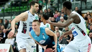 Koszykarze Stelmetu BC Zielona Góra Adam Hrycaniuk (L) i Armani Moore (P)