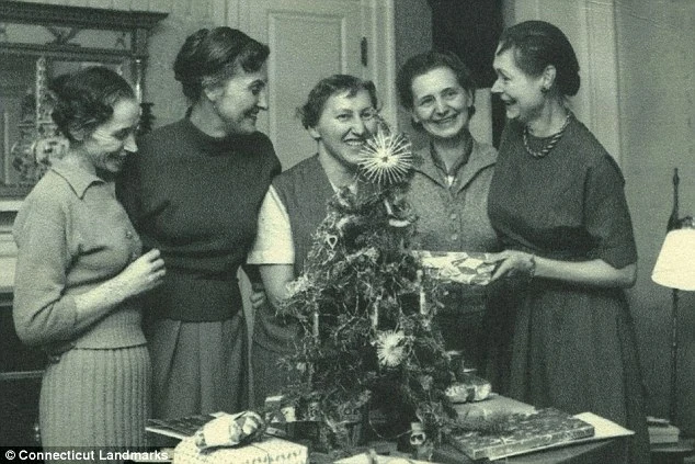 Polskie więźniarki niemieckiego obozu koncentracyjnego w Ravensbrück w gościnie u Caroline Ferriday (z prawej)