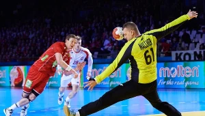 Bramkarz reprezentacji Polski Adam Malcher (P) i Kent Robin Tonnesen (L) z Norwegii 
