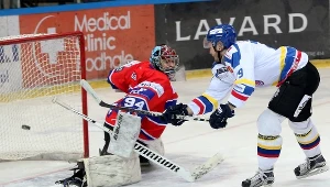 Zawodnik TatrySki Podhala Nowy Targ Dariusz Gruszka (P) i Ondrzej Raszka (L) z Tempish Polonii Bytom