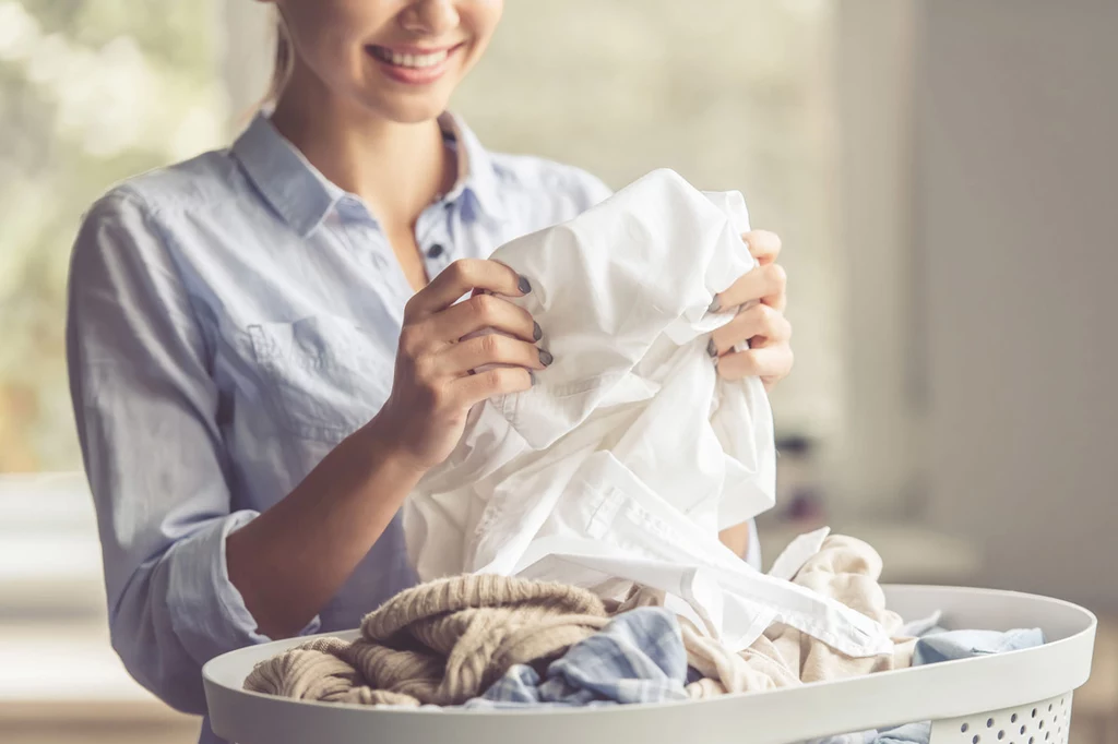 Trik z suszeniem odzieży w pralce przy pomocy ręcznika sprawdza się idealnie w kryzysowych sytuacjach