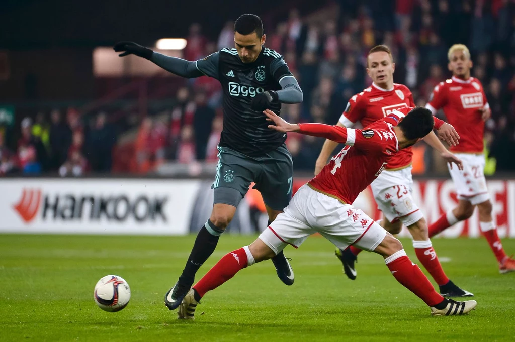 Anwar El-Ghazi (z lewej) podczas meczu Ligi Europejskiej ze Standardem Liege Anwar El-Ghazi (z lewej) podczas meczu Ligi Europejskiej ze Standardem Liege