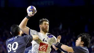 Luka Karabatic podczas meczu z Japonią
