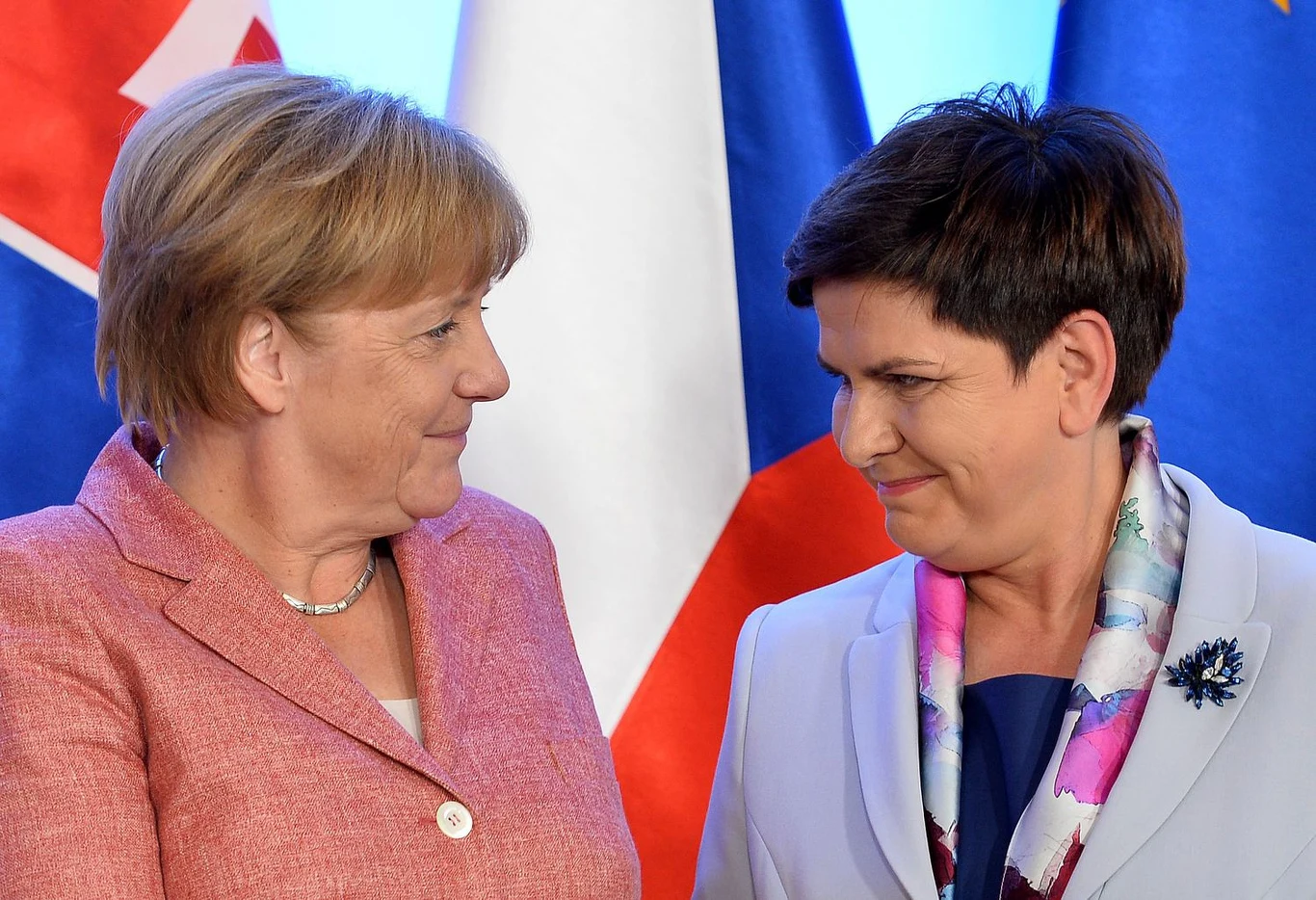 Angela Merkel i Beata Szydło i jej broszka Angela Merkel i Beata Szydło i jej broszka