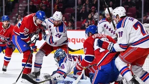 Henrik Lundqvist z New York Rangers próbuje obronić strzał Briana Flynna z Montreal Canadiens