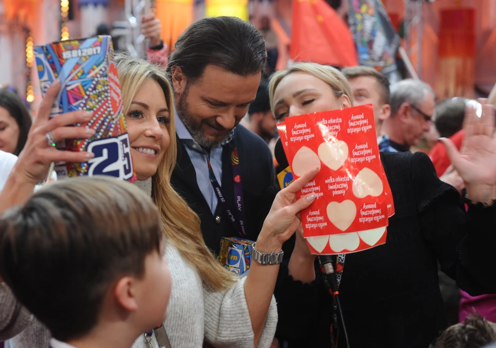 Rozenek kwestowała z synami i mężem Rozenek kwestowała z synami i mężem