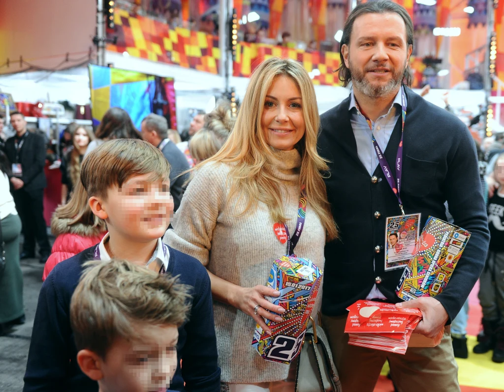 Rozenek kwestowała z synami i mężem Rozenek kwestowała z synami i mężem