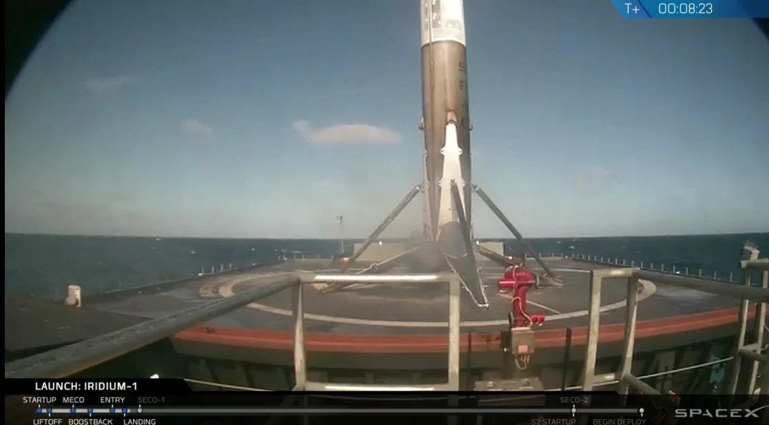 Tuż po lądowaniu - pierwszy stopień Falcon 9R na platformie morskiej - 14.01.2017 Tuż po lądowaniu - pierwszy stopień Falcon 9R na platformie morskiej - 14.01.2017
