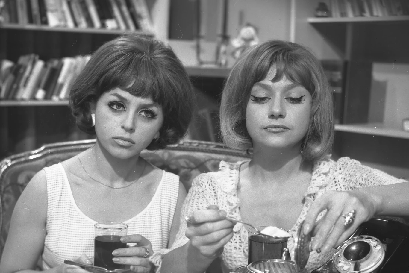 Krystyna Sienkiewicz z Kaliną Jędrusik w filmie "Lekarstwo na miłość" Krystyna Sienkiewicz z Kaliną Jędrusik w filmie "Lekarstwo na miłość"