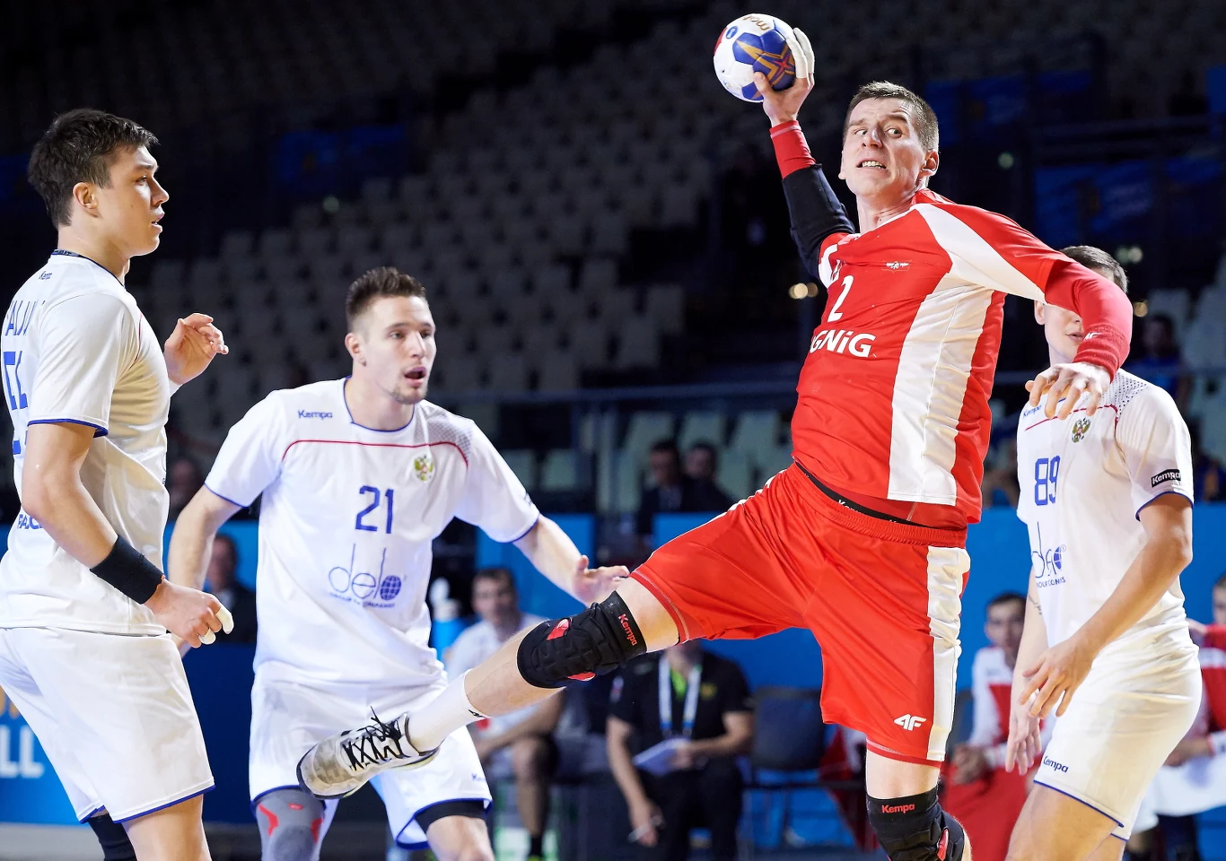 Polak Marek Daćko (P) oraz Azat Vanillin (L) i Gleb Kalarash (C) z Rosji podczas meczu grupy A mistrzostwach świata piłkarzy ręcznych