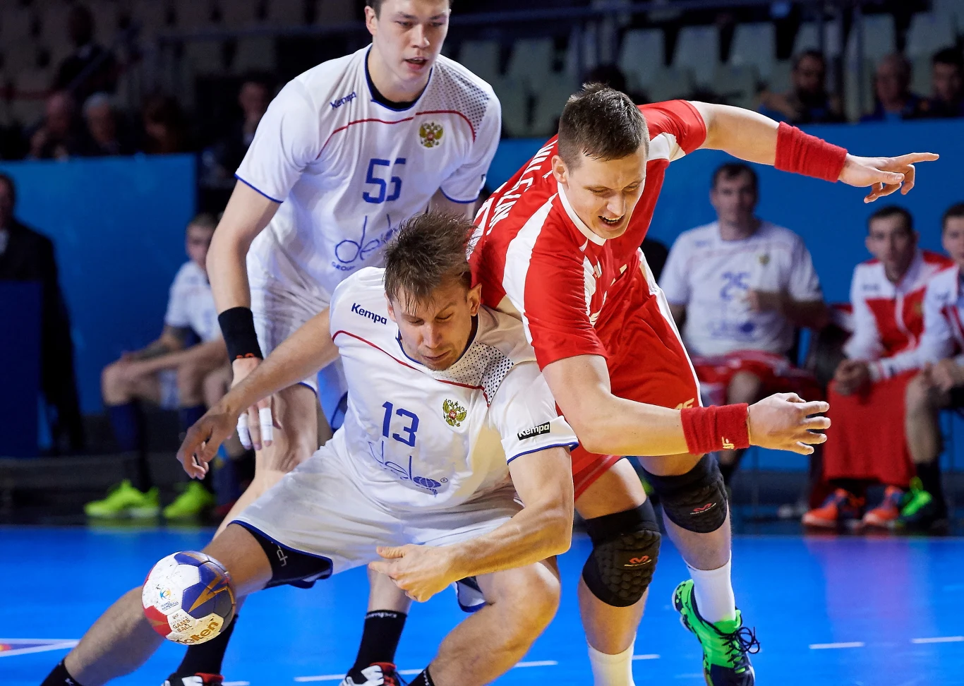 Polak Patryk Walczak (P) oraz Sergey Gorbok (L) i Azat Vanillin (tył) z Rosji 