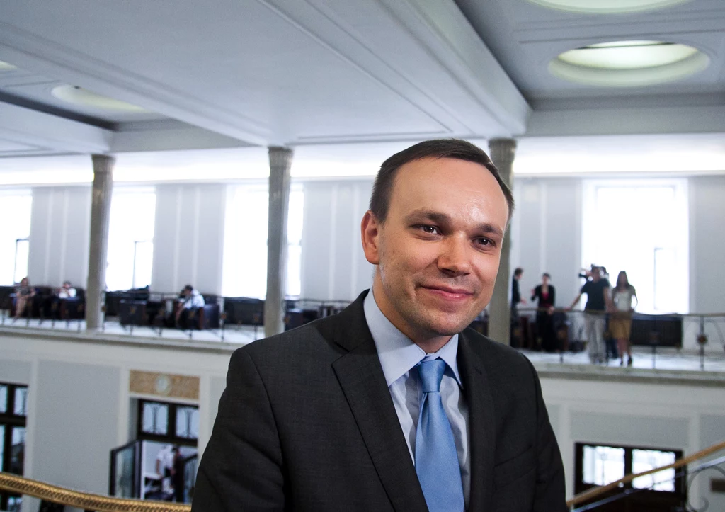 W poniedziałek, 16 stycznia zmarł były rzecznik SLD Tomasz Kalita. Od wiosny 2016 r. zmagał się z chorobą nowotworową, 8 lutego skończyłby 38 lat. W poniedziałek, 16 stycznia zmarł były rzecznik SLD Tomasz Kalita. Od wiosny 2016 r. zmagał się z chorobą nowotworową, 8 lutego skończyłby 38 lat.