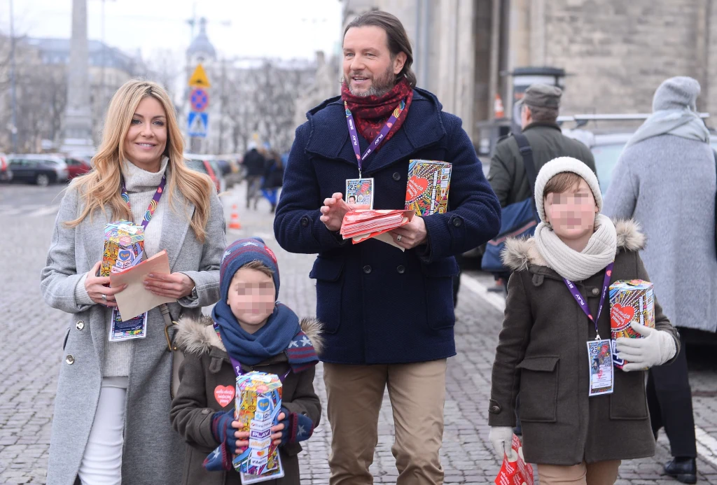 Małgorzata Kostrzewska-Bukaczewska-Rozenek-Majdan i Radosław Majdan z dziećmi
