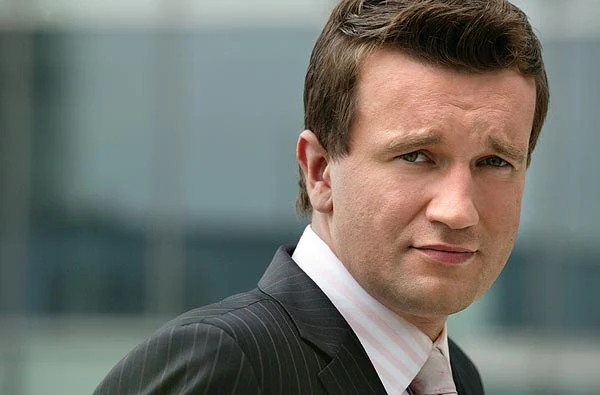 Z kolei Tomasz Kot grał Dawida - wysoko postawionego pracownika agencji reklamowej, który uważa, że cały świat powinien padać mu do stóp - a piękne kobiety od razu lądować w jego łóżku.
"Nie jest typem intelektualisty czy romantyka. Lubi prestiż, pieniądze, gadżety. No i bardzo mu się podoba główna bohaterka czyli Małgosia" - mówił o swoim bohaterze aktor. I dodawał, że on, w odróżnieniu od Dawida, nie uważa, że w miłości wszystkie chwyty są dozwolone. "Stąpam twardo po ziemi i przyjmuję wszystko na chłodno. Jeśli narozrabiałem, to ponoszę tego konsekwencje. I dalej staram się dobrze żyć. Dzień po dniu, żeby nie powiedzieć godzina po godzinie. Odpowiedzialność stanowi o prawdziwie męskiej postawie. Intrygi i podstępy są dla mnie oznaką słabości. Szkoda mi ludzi, którzy muszą się do tego uciekać" - przekonywał Kot.
