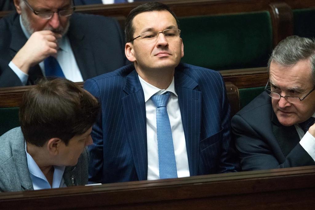 Mateusz Morawiecki na posiedzeniu Sejmu, po jego lewej Beata Szydło, a po prawej Piotr Gliński