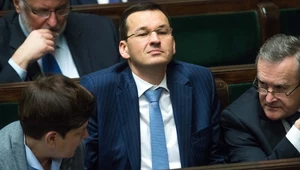 Mateusz Morawiecki na posiedzeniu Sejmu, po jego lewej Beata Szydło, a po prawej Piotr Gliński