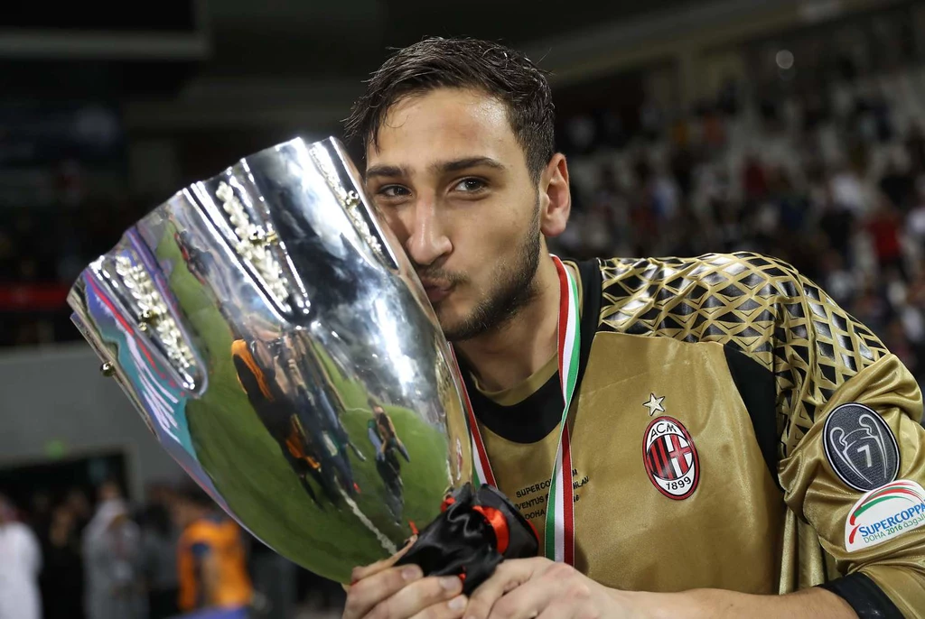 Gianluigi Donnarumma pozuje z Superpucharem Włoch