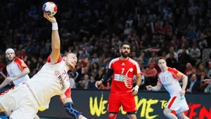 Henrik Toft (z piłką) z reprezentacji Danii w meczu z Bahrajnem