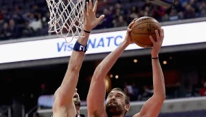 Marcin Gortat (z lewej) i Marc Gasol