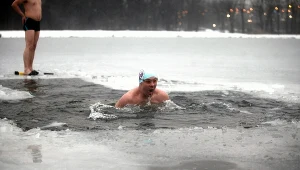 Trening pływaków w lodowatej wodzie
