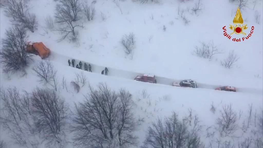 Włoskie służby ratunkowe próbuja dotrzeć do zasypanego hotelu Włoskie służby ratunkowe próbuja dotrzeć do zasypanego hotelu