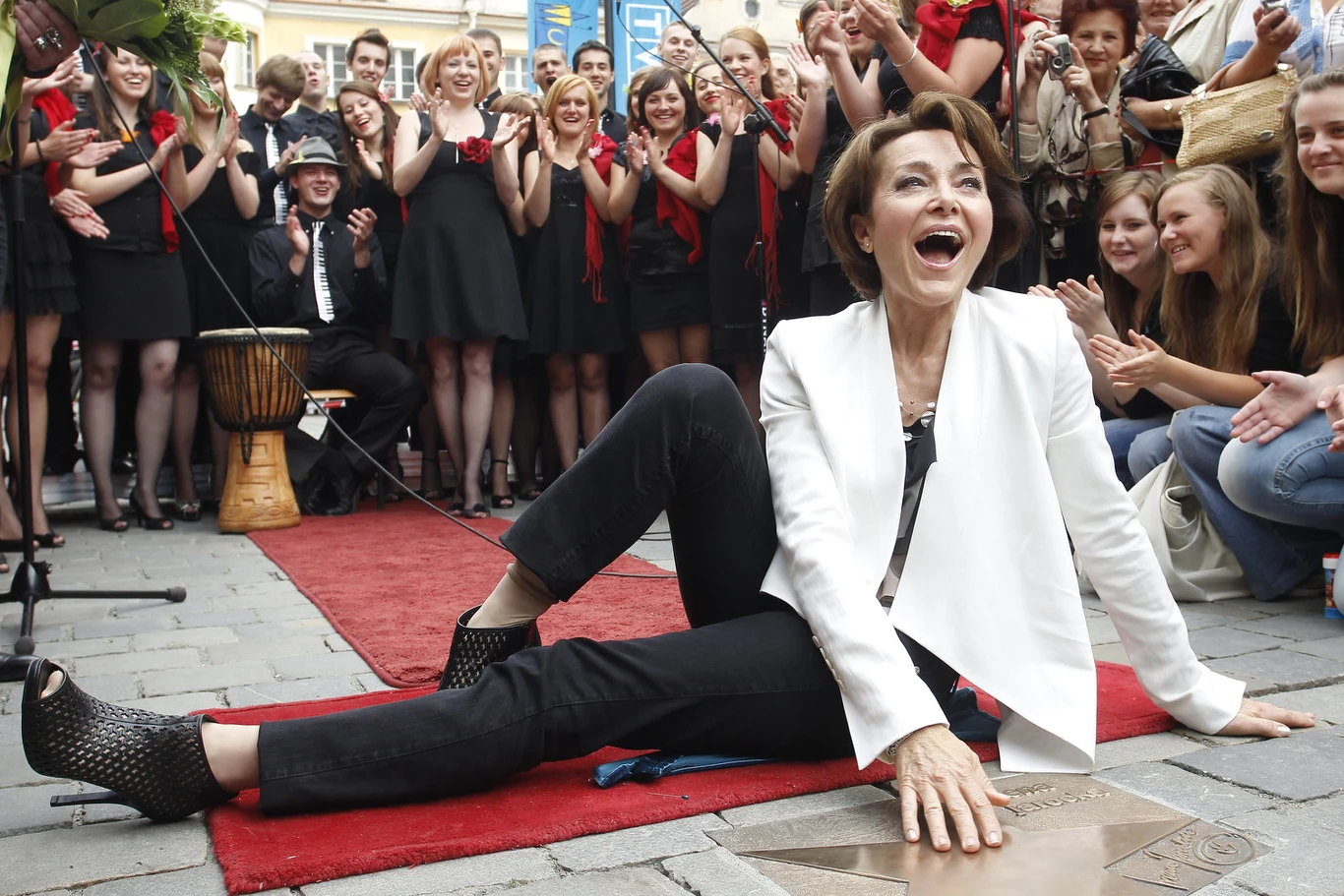 W latach 1990-2007 Jarocka mieszkała na stałe w USA, potem wróciła do kraju. - Po 18 latach wracam do Polski i dalej mam publiczność wszystkich pokoleń. Na koncerty przychodzi oczywiście moje pokolenie, młodsi, najmłodsi, młodzież i nawet te dzieci śpiewają całe teksty 'Kawiarenek'. To jest dla mnie fantastyczne! - cieszyła się Irena Jarocka w rozmowie z Interią po wydaniu płyty "Małe rzeczy"