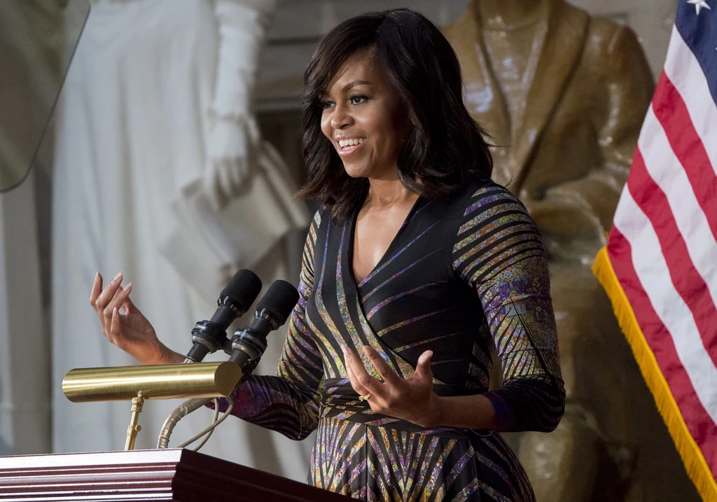 Michelle Obama jest z zawodu prawniczką. Pełniąc obowiązki pierwszej damy, określała trendy w modzie amerykańskiej. Michelle Obama jest z zawodu prawniczką. Pełniąc obowiązki pierwszej damy, określała trendy w modzie amerykańskiej.