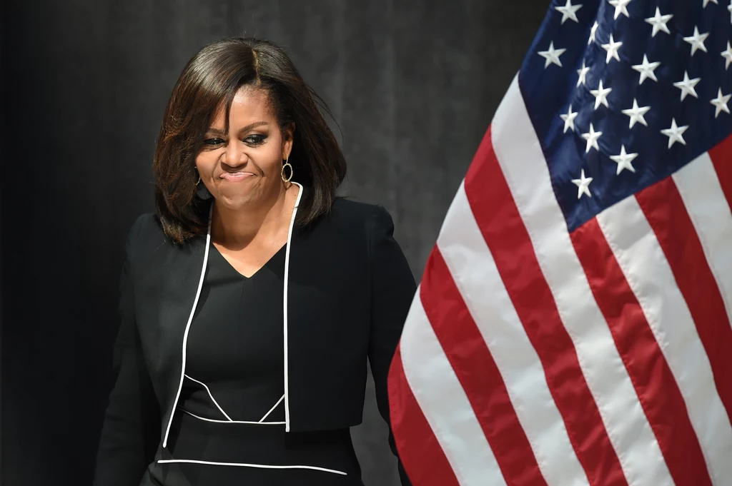 Michelle Obama jest z zawodu prawniczką. Pełniąc obowiązki pierwszej damy, określała trendy w modzie amerykańskiej. Michelle Obama jest z zawodu prawniczką. Pełniąc obowiązki pierwszej damy, określała trendy w modzie amerykańskiej.