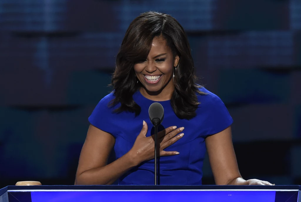 Michelle Obama jest z zawodu prawniczką. Pełniąc obowiązki pierwszej damy, określała trendy w modzie amerykańskiej. Michelle Obama jest z zawodu prawniczką. Pełniąc obowiązki pierwszej damy, określała trendy w modzie amerykańskiej.