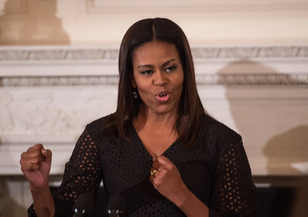 Michelle Obama jest z zawodu prawniczką. Pełniąc obowiązki pierwszej damy, określała trendy w modzie amerykańskiej. Michelle Obama jest z zawodu prawniczką. Pełniąc obowiązki pierwszej damy, określała trendy w modzie amerykańskiej.