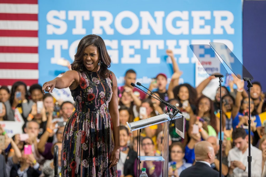 Michelle Obama jest z zawodu prawniczką. Pełniąc obowiązki pierwszej damy, określała trendy w modzie amerykańskiej. Michelle Obama jest z zawodu prawniczką. Pełniąc obowiązki pierwszej damy, określała trendy w modzie amerykańskiej.
