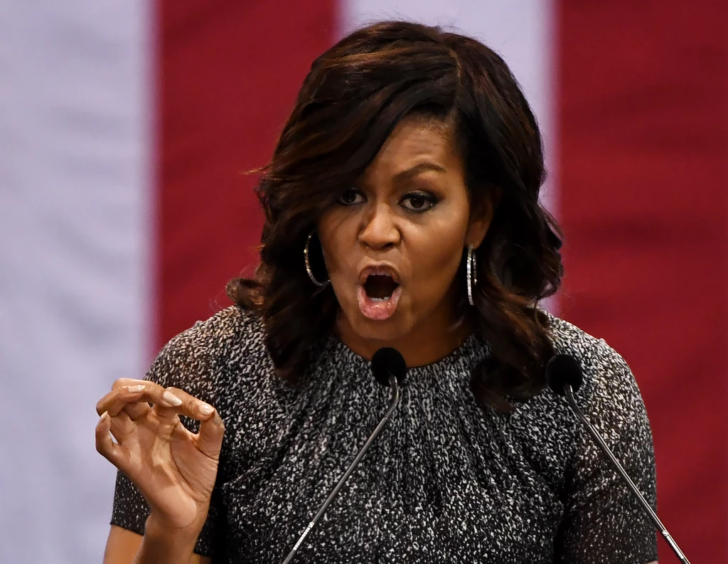 Michelle Obama jest z zawodu prawniczką. Pełniąc obowiązki pierwszej damy, określała trendy w modzie amerykańskiej. Michelle Obama jest z zawodu prawniczką. Pełniąc obowiązki pierwszej damy, określała trendy w modzie amerykańskiej.