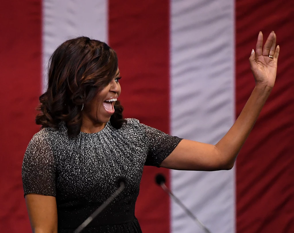 Michelle Obama jest z zawodu prawniczką. Pełniąc obowiązki pierwszej damy, określała trendy w modzie amerykańskiej. Michelle Obama jest z zawodu prawniczką. Pełniąc obowiązki pierwszej damy, określała trendy w modzie amerykańskiej.