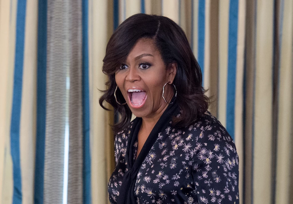 Michelle Obama jest z zawodu prawniczką. Pełniąc obowiązki pierwszej damy, określała trendy w modzie amerykańskiej. Michelle Obama jest z zawodu prawniczką. Pełniąc obowiązki pierwszej damy, określała trendy w modzie amerykańskiej.
