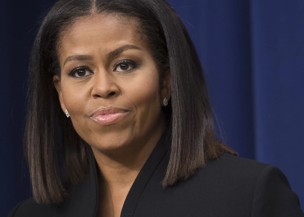 Michelle Obama jest z zawodu prawniczką. Pełniąc obowiązki pierwszej damy, określała trendy w modzie amerykańskiej. Michelle Obama jest z zawodu prawniczką. Pełniąc obowiązki pierwszej damy, określała trendy w modzie amerykańskiej.