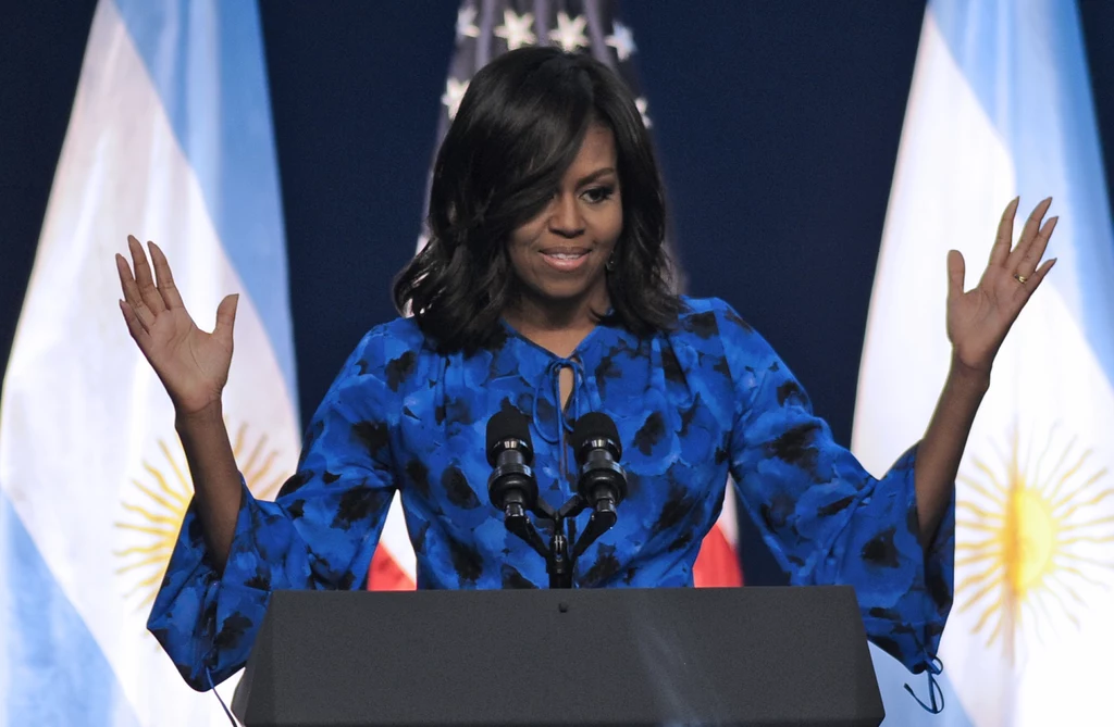 Michelle Obama jest z zawodu prawniczką. Pełniąc obowiązki pierwszej damy, określała trendy w modzie amerykańskiej. Michelle Obama jest z zawodu prawniczką. Pełniąc obowiązki pierwszej damy, określała trendy w modzie amerykańskiej.