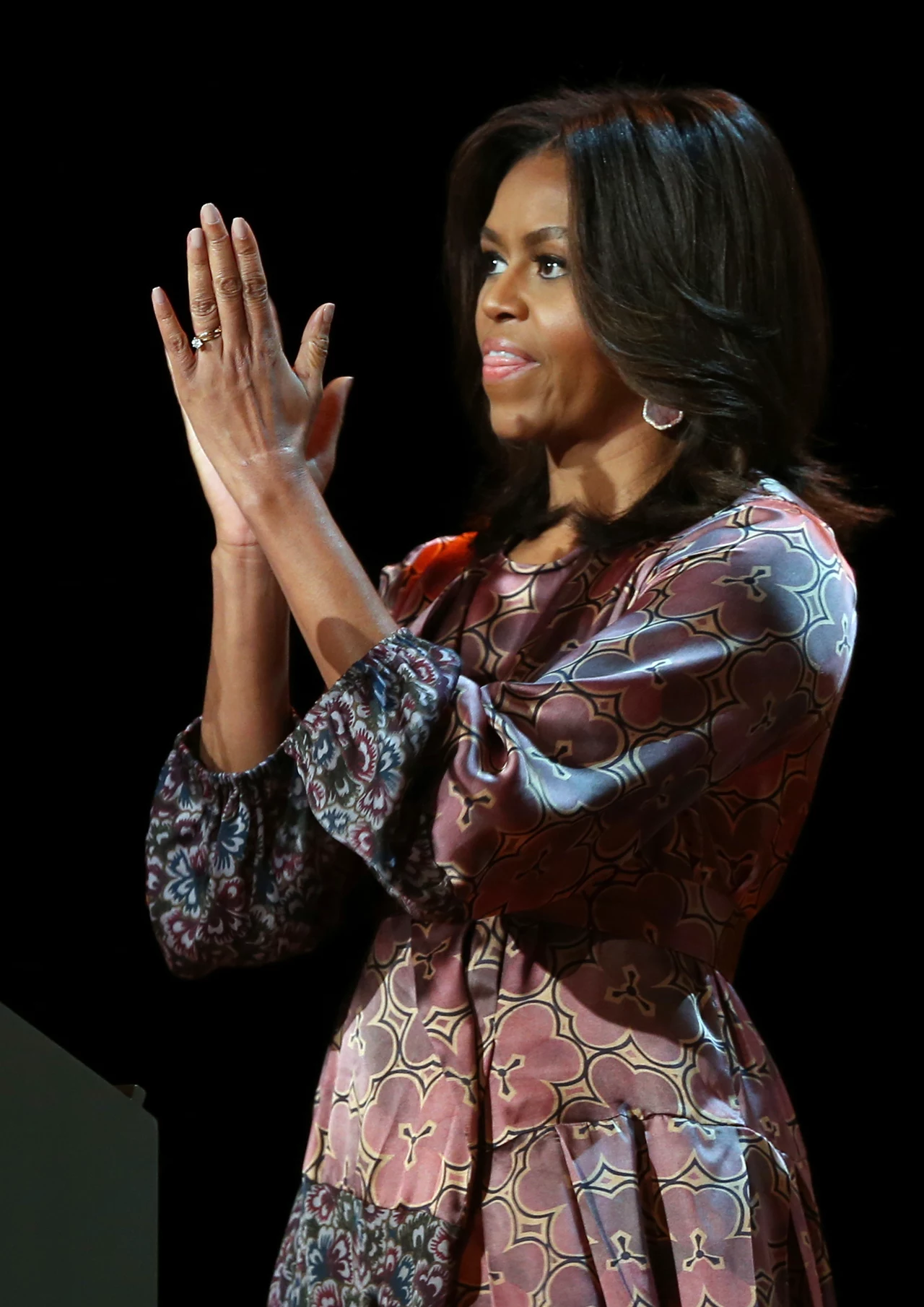 Michelle Obama jest z zawodu prawniczką. Pełniąc obowiązki pierwszej damy, określała trendy w modzie amerykańskiej. Michelle Obama jest z zawodu prawniczką. Pełniąc obowiązki pierwszej damy, określała trendy w modzie amerykańskiej.