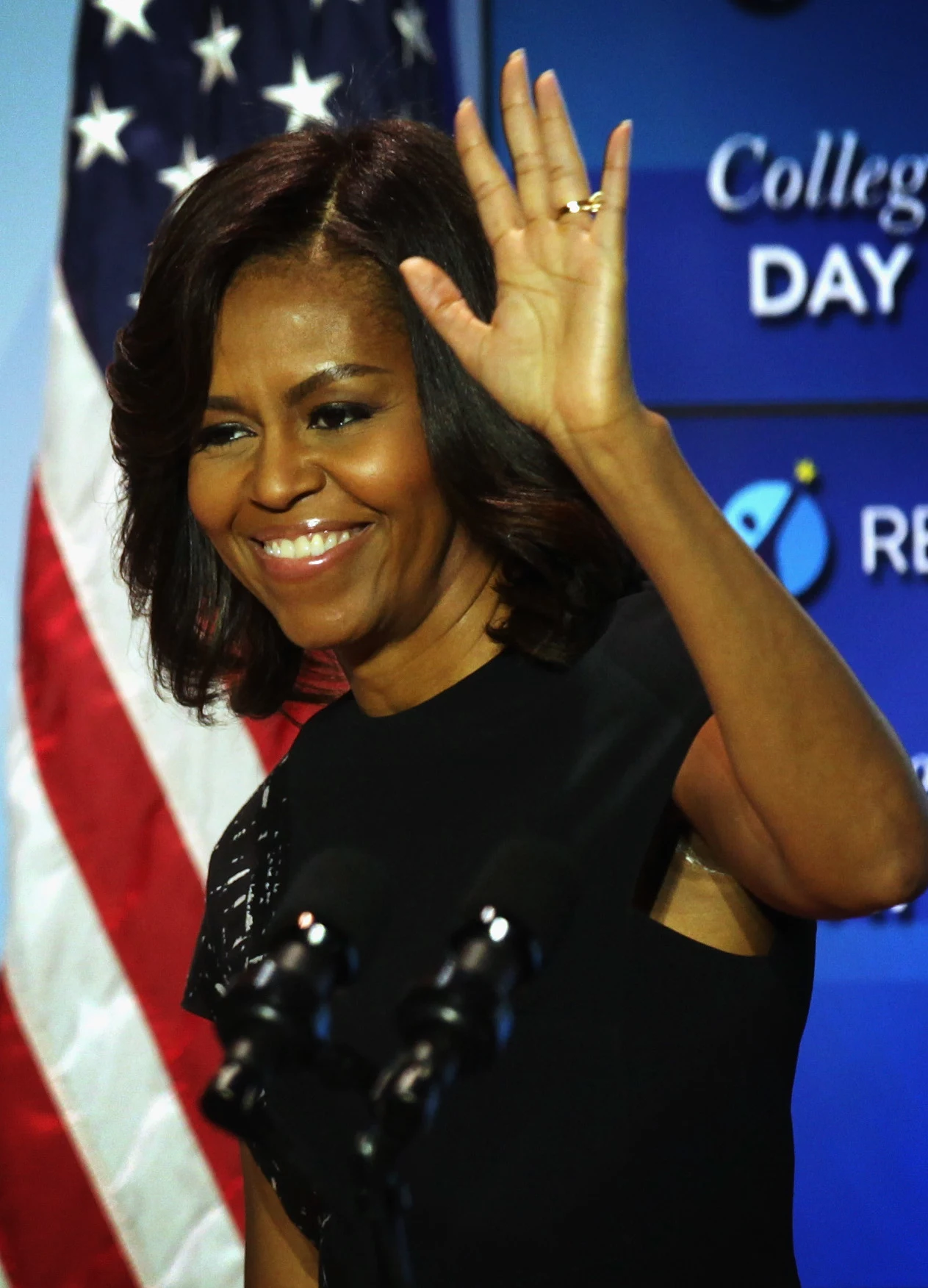 Michelle Obama jest z zawodu prawniczką. Pełniąc obowiązki pierwszej damy, określała trendy w modzie amerykańskiej. Michelle Obama jest z zawodu prawniczką. Pełniąc obowiązki pierwszej damy, określała trendy w modzie amerykańskiej.