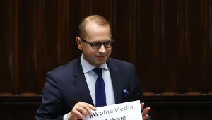 Poseł Michał Szczerba w Sejmie z pamiętną kartką