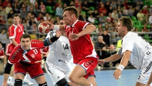 Damian Wleklak (przy piłce) wierzy, że nieznaczna porażka reprezentacji Polski z Francją podbuduje nasz zespół