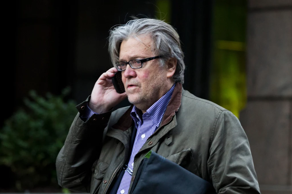 Steve Bannon - gówny doradca i szef strategów Białego Domu. Ma 61 lat. Był szefem sztabu wyborczego Trumpa i na okres wyborów zrezygnował z kierowniczego stanowiska w konserwatywnym portalu Breitbart News. 