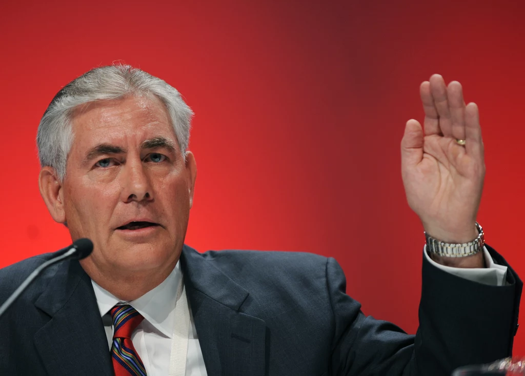 Rex W. Tillerson - sekretarz stanu USA. Ma 64 lata. Media zwracały uwagę na bardzo dobre relacje byłego szefa koncernu naftowego ExxonMobil z władzami rosyjskimi, a także jego pozytywne komentarze na temat polityki Kremla. 