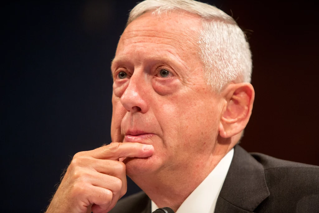 James Mattis - minister obrony. Emerytowany generał w Korpusie Piechoty Morskiej USA dowodził operacjami na Bliskim Wschodzie, a także stał na czele Centralnego Dowództwa. Ma 66 lat.