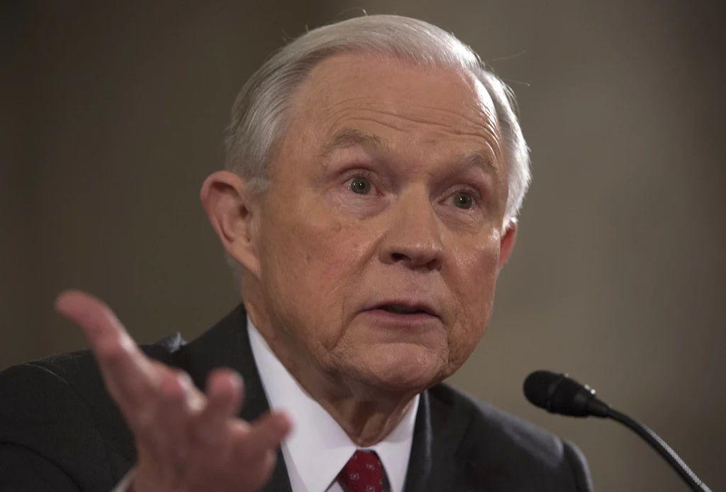 Jeff Sessions - prokurator generalny. Ma 70 lat. Przez 20 lat reprezentował w Senacie konserwatywny stan Alabama. Uchodzi za przeciwnika rozwiązań przyznającym imigrantom prawo do ubiegania się o obywatelstwo USA. 