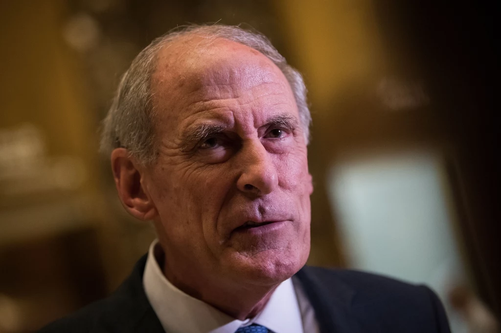 Dan Coats - dyrektor wywiadu. Ma 73 lata. Były senator z Indiany, w okresie prezydentury George'a W. Busha był ambasadorem USA w Berlinie.