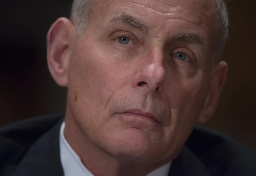 John Kelly - minister bezpieczeństwa narodowego. Ma 66 lat. Emerytowany czterogwiazdkowy generał piechoty morskiej. W latach 2012-2016 kierował Dowództwem Południowym na Florydzie.